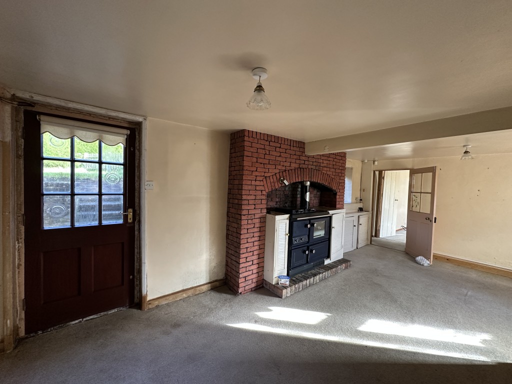 Lot: 135 - DETACHED COTTAGE FOR REFURBISHMENT ON 1.23 ACRES OF GROUNDS - Living Room